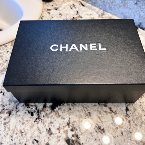 Luxurious Chanel shoes - Picture 2 of 11